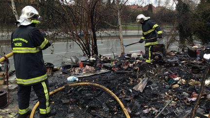 Des pompiers sur le site de l'incendie d'un camp de Roms à Lille (Nord), le 20 mars 2016. (BENOIT BUGNICOURT / FRANCE 3 NORD-PAS-DE-CALAIS)