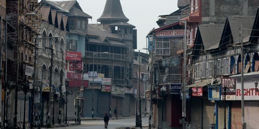 Journée de grève à Srinagar, au Cachemire indien, le 26 janvier 2016. L’Inde y a célébré la Journée de la République sous haute surveillance. L'anniversaire de la partition du sous-continent en 1947 est souvent une période tendue au Cachemire. (TAUSEEF MUSTAFA / AFP)