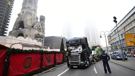 Arrêté et présenté un temps comme l'auteur présumé de l'attaque au camion-bélier à Berlin, le demandeur d'asile pakistanais a été relâché mardi 20 décembre 2016 par la police allemande. (TOBIAS SCHWARZ / AFP)