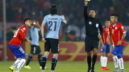 L'arbitre Sandro Ricci adresse un second carton jaune &agrave; Edinson Cavani, en quart de finale de la Copa America, &agrave; Santiago (Chili), le 24 juin 2015. (IVAN ALVARADO / REUTERS      )