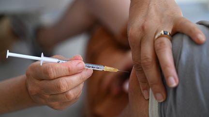 Une soignante administre une dose de vaccin contre la variole du singe à Marseille (Bouches-du-Rhône), le 10 août 2022.&nbsp; (CHRISTOPHE SIMON / AFP)