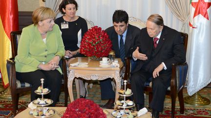 Le président Abdelaziz Bouteflika recevant la chancelière Angela Merkel à Alger le 17 septembre 2018 (HANDOUT / APS)