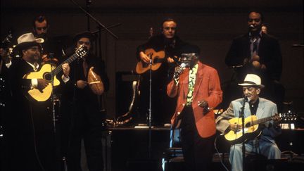 Le Buena Vista Social Club sur la scène du Carnegie Hall, en juillet 1998. (EBET ROBERTS / REDFERNS VIA GETTY IMAGES)