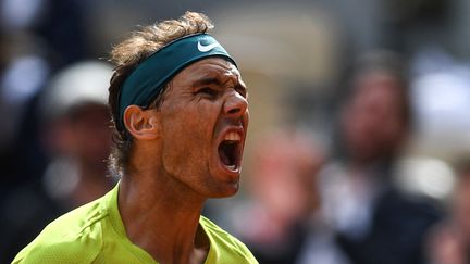 Rafael Nadal lors de sa rencontre du huitième de finale de Roland-Garros face à Félix Auger-Aliassime, le 29 mai 2022. (JULIEN DE ROSA / AFP)