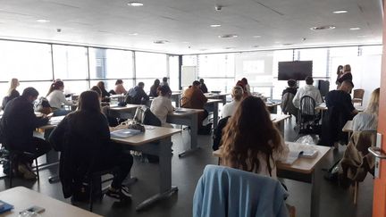 Des étudiants suivent un cours à l'Institut de formation en soins infirmiers de Metz en 2021. (CLÉMENT LHUILLIER / RADIO FRANCE)