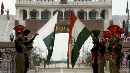 Des soldats indiens (au premier plan) et pakistanais (en noir) lors de la cérémonie quotidienne à Wagah, le seul point de passage entre l'Inde et le Pakistan. Chaque soir, à 18h, a lieu une cérémonie mettant en présence les soldats des deux camps. (REUTERS / Munish Sharma (INDIA))