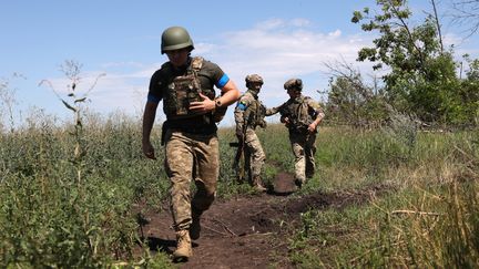 Des soldats ukrainiens prennent position près de Klyshchiivka (Ukraine), le 13 juillet 2023. (ANATOLII STEPANOV / AFP)