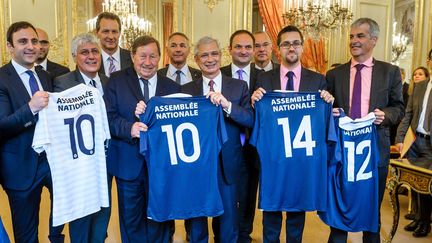 L'équipe de France de football de l'Assemblée nationale a été lancée en juin 2014. Sur cette photo, au centre, l'ancien&nbsp;entraîneur Guy Roux et le président de l'Assemblée de l'époque, Claude Bartolone. (CHRISTOPHE PETIT TESSON / MAXPPP)