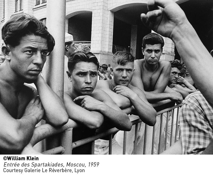 Entrée des Spartakiades, Moscou, 1959 (©William Klein /  Courtesy Galerie Le Réverbère, Lyon)