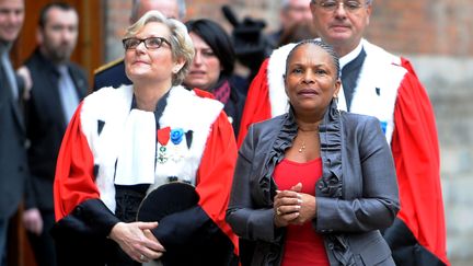 Christiane Taubira, le 9 janvier 2014, aux c&ocirc;t&eacute;s de la premi&egrave;re pr&eacute;sidente de la Cour d'appel de Douai, &agrave; Douai (Nord). (FRANCOIS LO PRESTI / AFP)