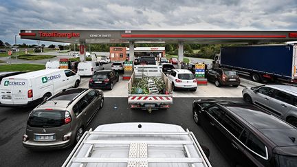 File d'attente devant une station service TotalEnergies, à Genech dans le Nord, le 5 octobre 2022. (SAMEER AL-DOUMY / AFP)