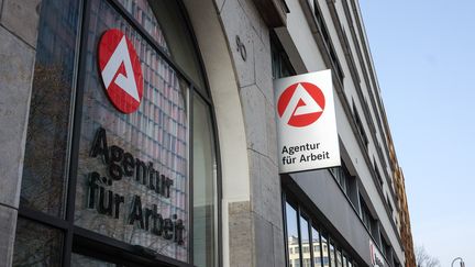 Une agence pour l'emploi à Berlin (Allemagne) le 23 février 2021. (JENS KALAENE / DPA-ZENTRALBILD / AFP)