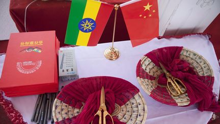 Drapeaux chinois et éthiopien pour l'inauguration d'un nouveau parc industriel près d'Addis-Abeba en 2015. (ZACHARIAS ABUBEKER / AFP)