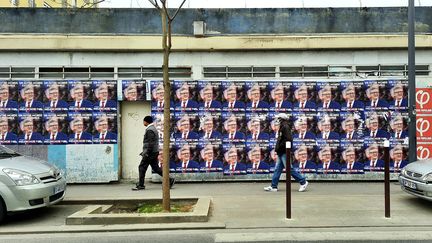 Dans le centre de Stains (Seine-Saint-Denis), affichage très visible pour Jean-Luc Mélenchon, le 4 avril 2022 (BENJAMIN ILLY / FRANCEINFO / RADIO FRANCE)