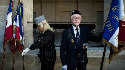 Des vétérans harkis se préparent lors d'une cérémonie aux Invalides, à l'occasion de la&nbsp;&nbsp;journée nationale d'hommage aux harkis, le 25 septembre 2018 à Paris. (PHILIPPE LOPEZ / AFP)