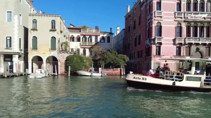 Énergie : à Venise, les vaporettos carburent à l’huile de friture usagée (FRANCE 2)