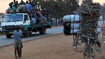 Lilongwe, la capitale malawite, le 13 juillet 2011. Les transports de biens et de personnes souffrent du manque de pétrole au Malawi. (AFP PHOTO / ALEXANDER JOE)