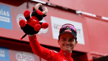 Sepp Kuss sur le podium de la Vuelta, après la 20e étape, le 16 septembre 2023. (OSCAR DEL POZO / AFP)