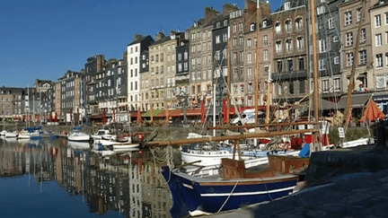 Le port d'Honfleur et ses maisons typiques en ardoise a inspiré de nombreux artistes
 (France 3 / Culturebox )