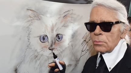  (Karl Lagerfeld devant le calendrier 'Corsa Karl and Choupette'  © MaxPPP)