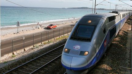 Un TGV à hauteur de Villeneuve-Loubet (Alpes-Maritimes), en août 2006. (PATRICE LAPOIRIE  / MAXPPP)