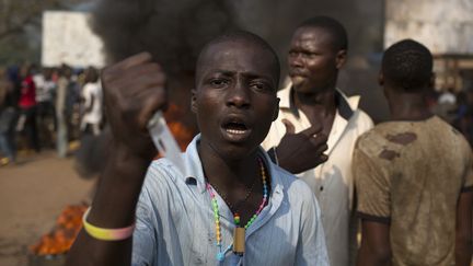 Un homme r&eacute;agit alors que la foule barre une rue de Bangui (Centrafrique), le 22 janvier 2014. (SIEGFRIED MODOLA / REUTERS)