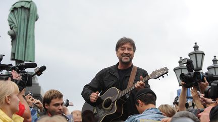 Le chanteur Iouri&nbsp;Chevtchouk en août 2010 à Moscou.&nbsp; (NATALIA KOLESNIKOVA / AFP)