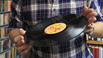 Retourner le disque vinyle, rituel obligé.
 (Blaine McCartney/AP/SIPA)