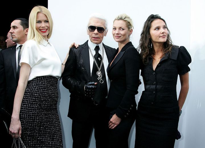 (De G. &agrave; D.) Claudia Schiffer, Karl Lagerfeld, Kate Moss et Virginie Ledoyen lors du d&eacute;fil&eacute; pr&ecirc;t-&agrave;-porter Chanel automne-hiver 2009-2010, &agrave; Paris, le 10 mars 2009. (SERGE BENHAMOU / GAMMA RAPHO / GETTY IMAGES)