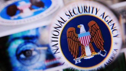 Le logo de la&nbsp;National Security Agency (NSA). (NICOLAS ARMER / DPA / MAXPPP)