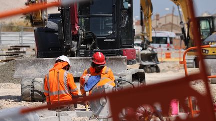 Workers work on a construction site in Marseille (Bouches-du-Rhône), during a heat wave, July 30, 2024. (LAURENSON PHILIPPE / LA PROVENCE / MAXPPP)