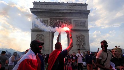 Là où s'affichait le visage de Zinédine Zidane, vingt ans plus tôt, les supporters commencent à se réunir après le match pour célébrer le nouveau titre mondial. (GONZALO FUENTES / REUTERS)