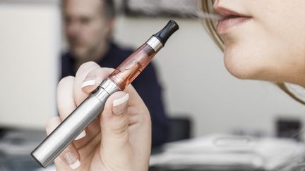 La cigarette &eacute;lectronique va-t-elle se trouver au centre d'une bataille judiciaire ? Un buraliste vient d'assigner un vendeur d'e-cigarettes, non loin de Toulouse, en Haute-Garonne. (NATHAN ALLIARD / PHOTONONSTOP)