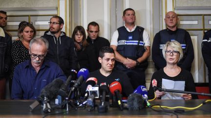 Jonathann Daval (au centre) avec les parents d'Alexia, son épouse, le 2 novembre 2017. (SEBASTIEN BOZON / AFP)