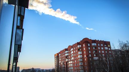 Tra&icirc;n&eacute;e de m&eacute;t&eacute;orite au-dessus de&nbsp;Tcheliabinsk (Russie), le 15 f&eacute;vrier 2013. (OLEG KARGOPOLOV / AFP)