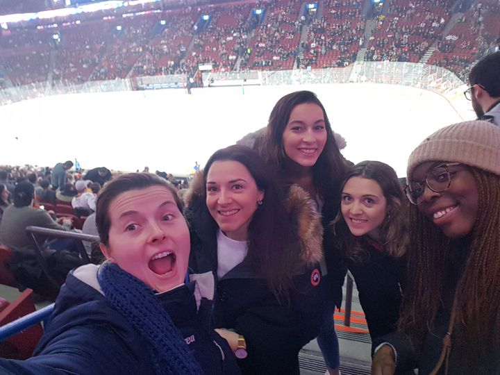 Une partie de l'équipe lors du match de hockey sur glace de Montréal face à Winnipeg. (CECILIA BERDER / FRANCEINFO / RADIO FRANCE)