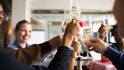 L'alcool au travail. Un fléau et un tabou. Mais les choses changent. (Illustration) (GETTY IMAGES)