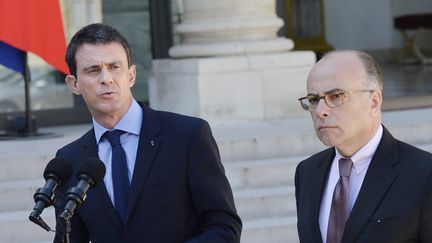 Manuel Valls et Bernard Cazeneuve, le 22 avril 2015 &agrave; l'Elys&eacute;e.&nbsp; (MIGUEL MEDINA / AFP)