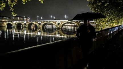 A man sheltered by an umbrella in Toulouse (Haute-Garonne), November 11, 2023. (CHARLY TRIBALLEAU / AFP)