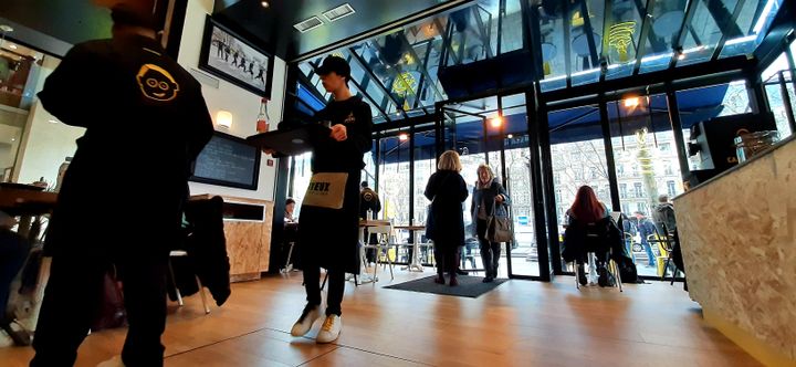 L'intérieur du Café joyeux, sur les Champs-Élysées, à Paris. (VALENTIN DUNATE / RADIO FRANCE)