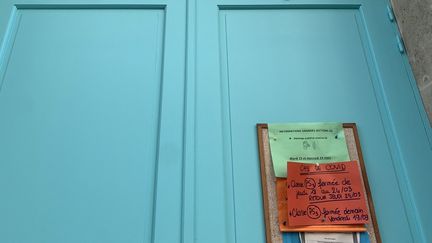 Des classes fermées pour des cas de Covid-19 dans une école maternelle&nbsp;du 18e arrondissement de Paris, le 27 mars 2021. (JULIEN PASQUALINI / RADIO FRANCE)