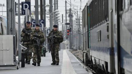 Des soldats patrouillent en gare de Nantes, le 18 décembre 2015. (MAXPPP)