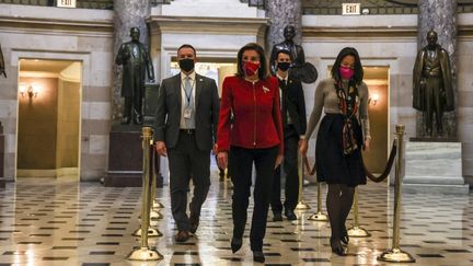 La cheffe de file des démocrates&nbsp;à la Chambre des représentants, Nancy Pelosi, mène la marche des neuf "procureurs" pour déposer l'acte d'accusation contre Donald Trump, le 25 janvier 2021 à Washington (Etats-Unis). (TASOS KATOPODIS / GETTY IMAGES NORTH AMERICA / AFP)