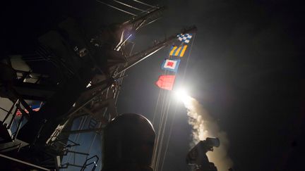 Un missile Tomahawk est tiré depuis le destroyer USS Porter de la marine américaine, en mer Méditerranée, le 7 avril 2017.  (? REUTERS PHOTOGRAPHER / REUTER / DIGITAL)