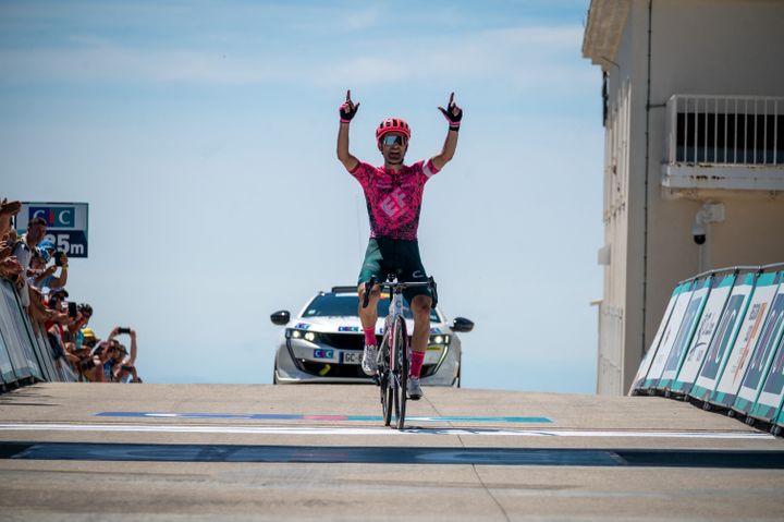 Ruben Guerreiro lève les bras après avoir dompté le Mont Ventoux dénivelé challenge, le 14 juin 2022. (FLORIAN FRISON / AFP)