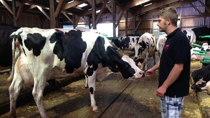 Christophe, dans son exploitation de La Brandais, à Betton (Ille-et-Vilaine), le 30 août 2016. (ELISE LAMBERT/FRANCE INFO)