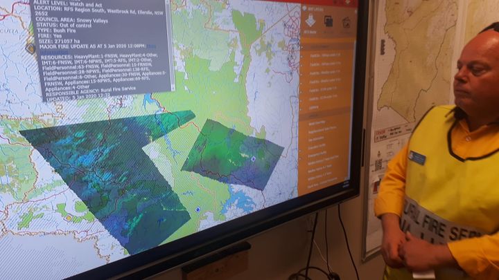 Un agent du&nbsp;centre opérationnel de secours de&nbsp;Cooma, au sud de&nbsp;Canberra, surveille la progression des incendie&nbsp;le 5 janvier 2020.&nbsp;En dépit de précipitations offrant en certains endroits un répit relatif dimanche, la situation demeurait critique ailleurs, notamment en Nouvelle-Galles du Sud où 150 feux continuaient de brûler.&nbsp; (GAELE JOLY / RADIO FRANCE)