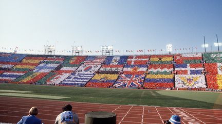 La&nbsp;foule tient des drapeaux de nombreux pays lors de la cérémonie d'ouverture des Jeux olympiques d'été de 1984 à Los Angeles, le 28 juillet 1984. (GEORGES BENDRIHEM / AFP)