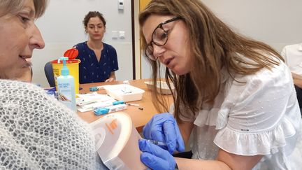 A Amiens, une pharmacienne apprend à vacciner contre la grippe à l'occasion d'une formation d'une journée. (SOLENNE LE HEN / FRANCE-INFO)