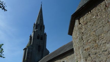 L'église de Plouagat est menacée d'effondrement. Le haut clocher de l'église Saint-Pierre, une flèche en granit érigée dans les années 1870, masque mal l'état de délabrement de l'édifice, composé d'éléments datant des XVe et XVIIIe siècles.
 (PHILIPPE SCHWAB / AFP)